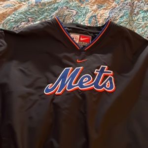 Mets pull over windbreaker